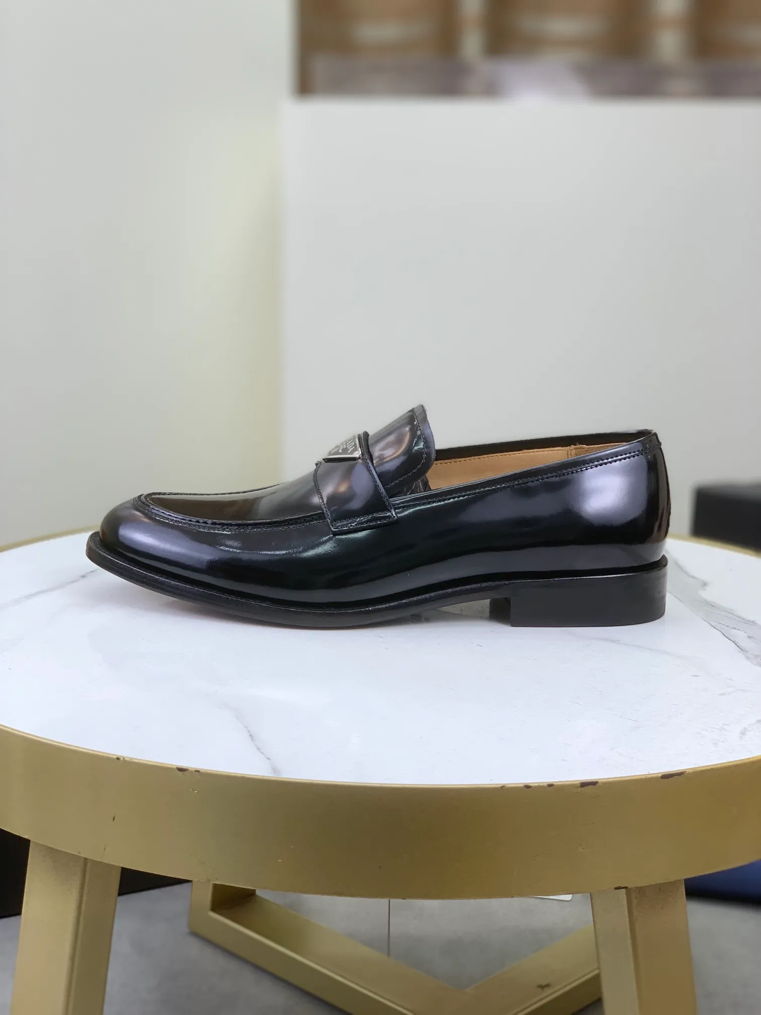 Factory price P920 💰 (high-grade genuine leather outsole) original quality, top version 🔱 ＰＲＡＤＡPrada. Men's business casual leather shoes, top quality products. 1:1 shipment⬆️Luxurious and noble👞All imported original brand fabrics, just to create a more comfortable wearing experience. Upper: original comfortable open-edge beaded calfskin➕Top imported water-dyed full cow lining, original lightweight and comfortable high-grade genuine leather outsole✔️Number: 39-44 (38.45.46 can be customized)